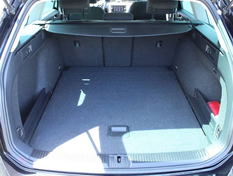 Volkswagen Passat (2022) 2.0 TDI 110kW manuál tažné - fotka 14 z 35
