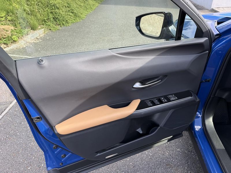Lexus UX 250h 2,0i 112kW hybrid automat navi - fotka 14 z 22