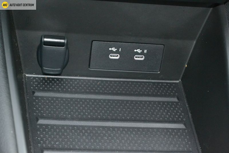 Renault Captur techno mild hybrid 160 EDC - fotka 19 z 49