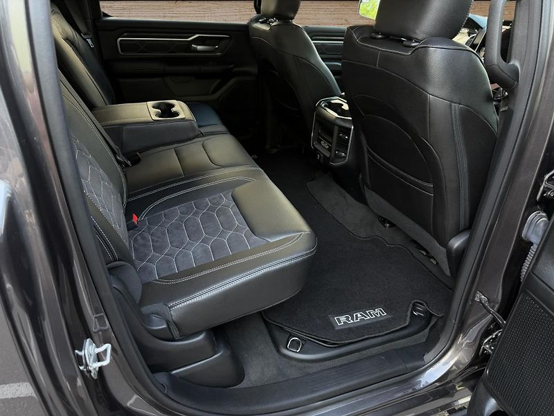 Dodge RAM (2020) +HEMI+OFFROAD PAKET+LOOK26+ - fotka 11 z 23