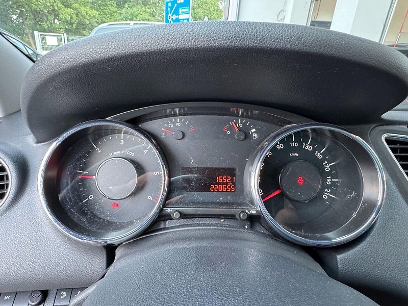 Peugeot 5008 (2012) 1.6HDi, 82kW - fotka 16 z 29