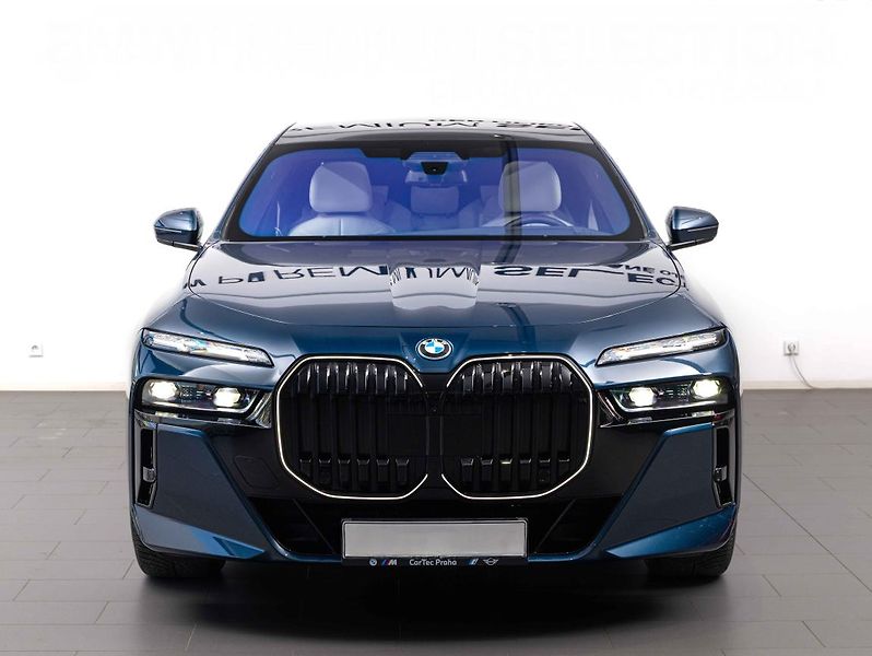 BMW Řada 7 750e xDrive - fotka 2 z 23