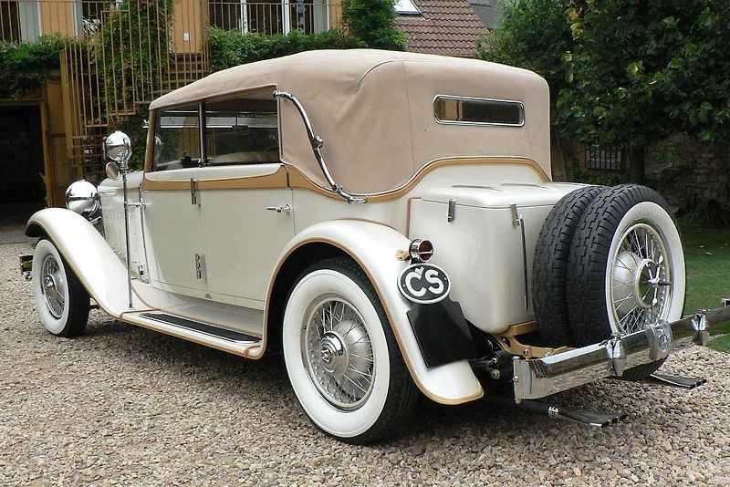 Tatra 80 s dvanáctiválcem a speciální odklápěcí střechou