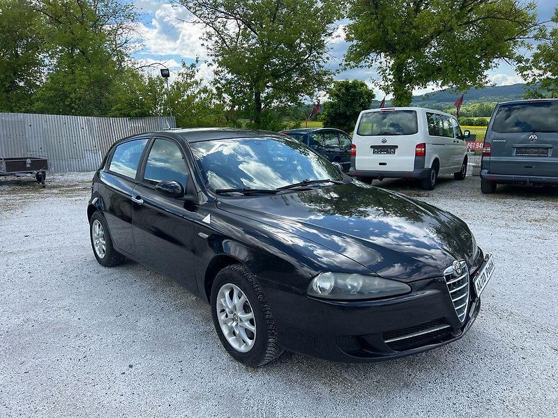 Alfa Romeo 147 1,6 16 V - fotka 2 z 15