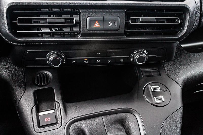 Citroën Berlingo (2026) 1,2 PLUS benzín 110k + STYL - fotka 20 z 25