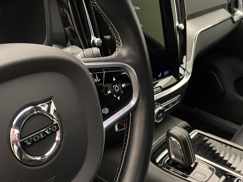 Volvo V60 T8 AWD RECHARGE R-DESIGN AUT - fotka 21 z 52