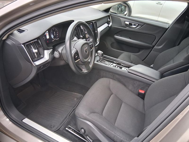 Volvo V60 MOMENTUM 2.0 D3 110 kW - fotka 10 z 27