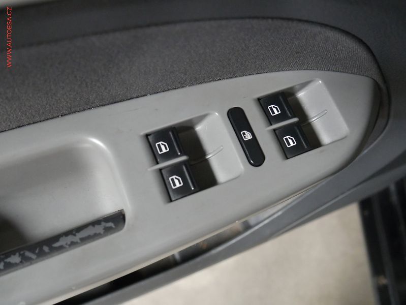 Volkswagen Touran (2007) 2.0 TDi, Bixen, výhřev sed - fotka 18 z 18