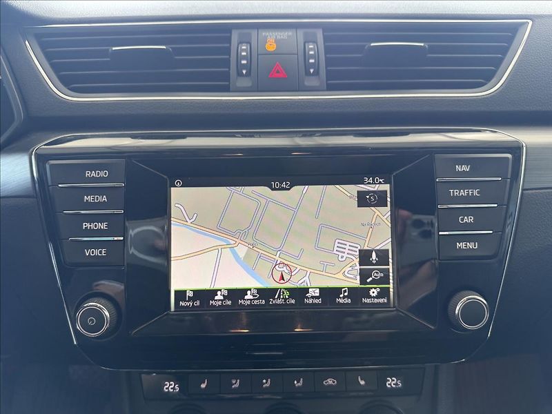 Škoda Superb 2,0   TDI 110kW,SERVISKA,ČR - fotka 18 z 29