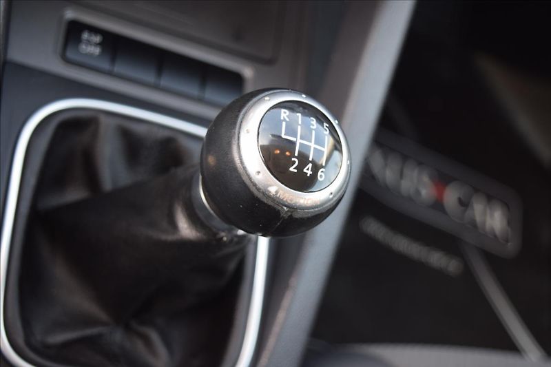 Volkswagen Golf 1,9 TDI 77KW 4X4 PO ROZVODECH - fotka 42 z 46