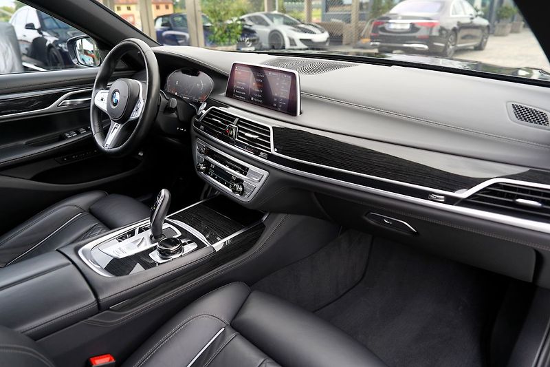 BMW Řada 7 750i xDrive Mpaket/530 PS - fotka 30 z 47