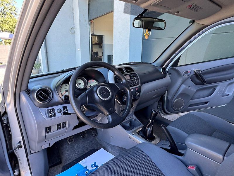 Toyota RAV4 (2003) 2.0 D-4D 4WD - fotka 10 z 27