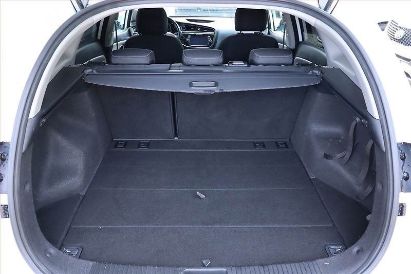 Kia Ceed (2017) Silver 1.6 GDI, Navi, Tempomat - fotka 14 z 23