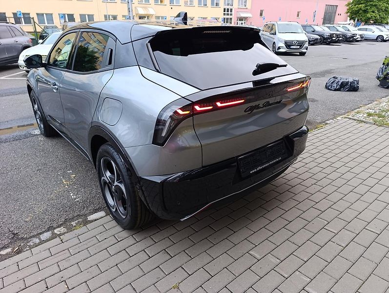 Alfa Romeo Junior (2026) Elettrica Sport Speciale 156k - fotka 6 z 30