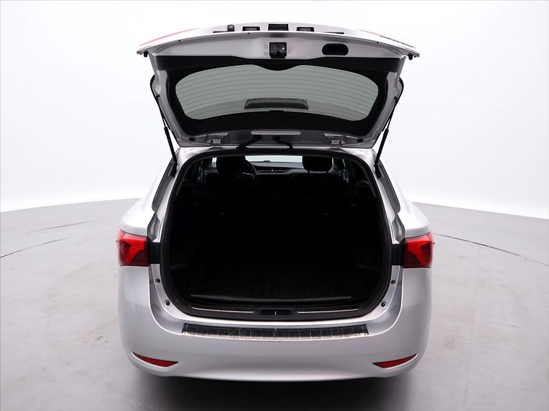 Toyota Avensis 2,0 D-4D 105kW Aut.klima CZ - fotka 9 z 36
