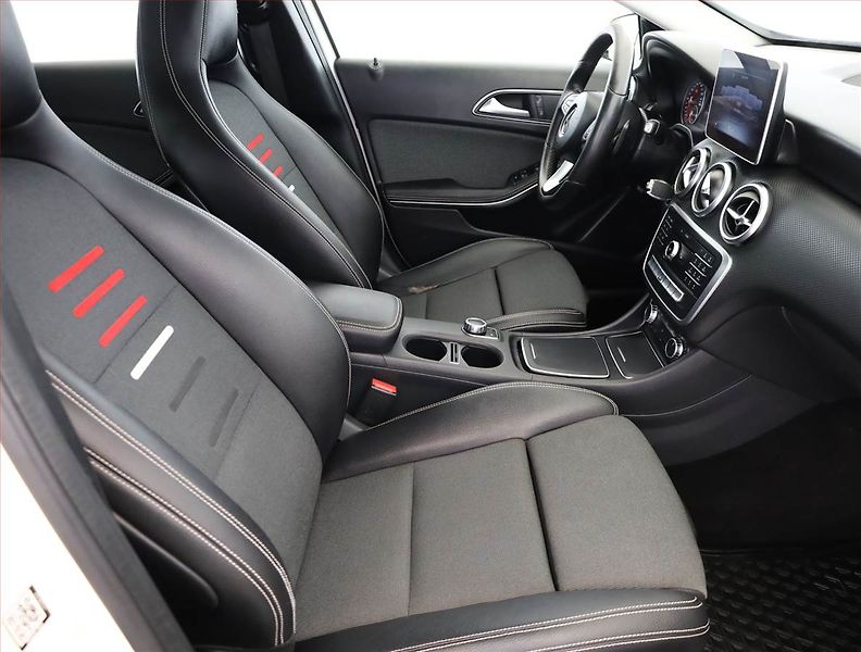 Mercedes-Benz Třídy A (2016) A 180 d, Automat, Kůže - fotka 7 z 20