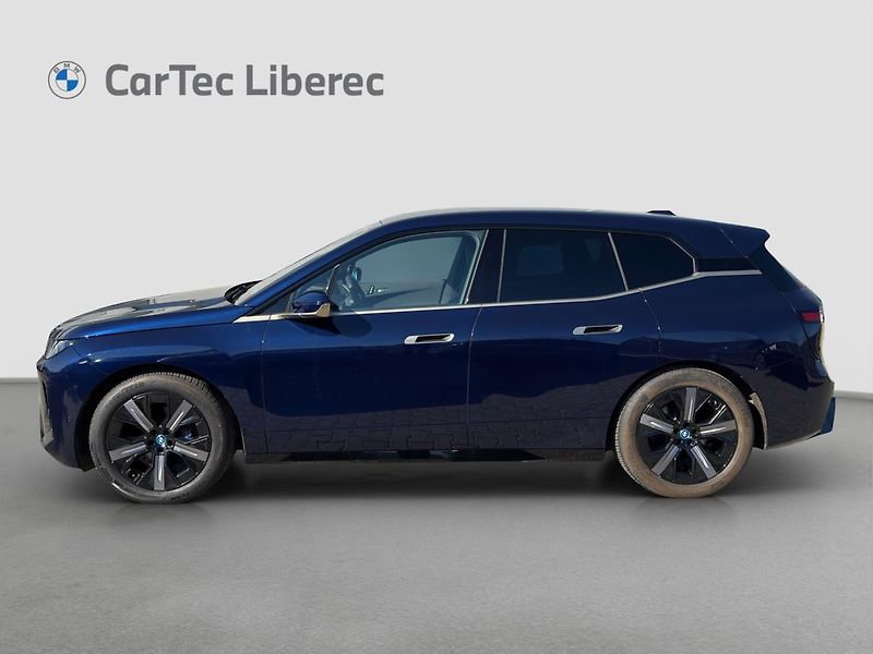 BMW iX xDrive45 - fotka 6 z 16