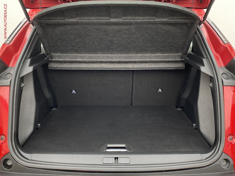 Peugeot 2008 (2020) 1.2PT, Allure, LED, navi - fotka 7 z 17