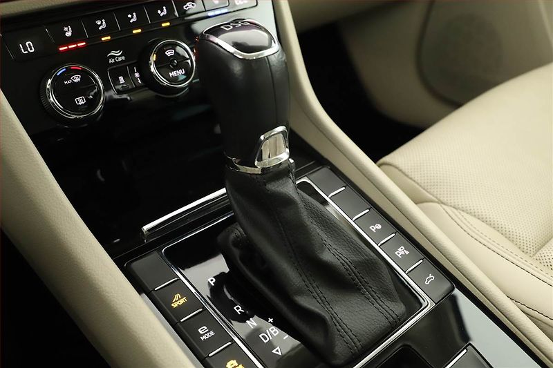 Škoda Superb (2022) Laurin&Klement iV 1.4 TSI PHEV - fotka 14 z 21