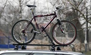 Jízdní kolo můžete přepravit na střeše auta.