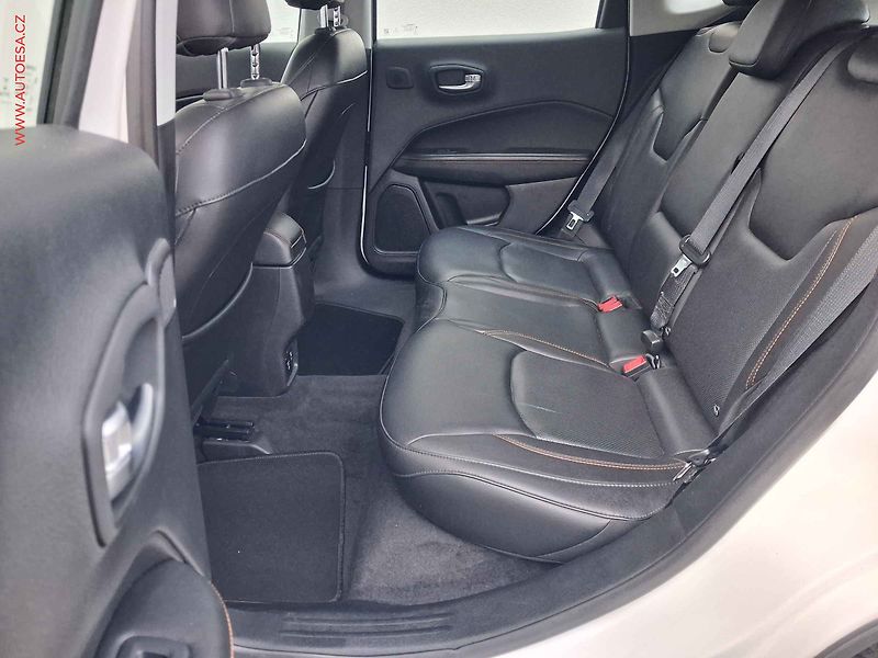 Jeep Compass (2018) 1.4T, Limited, navi - fotka 10 z 19
