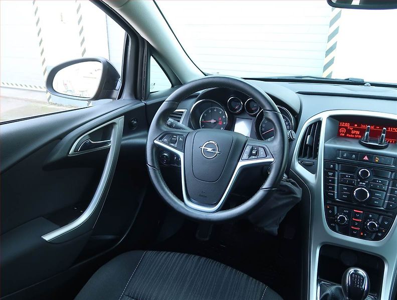 Opel Astra (2011) 1.4 T, Tempomat, Park. senzory - fotka 7 z 18