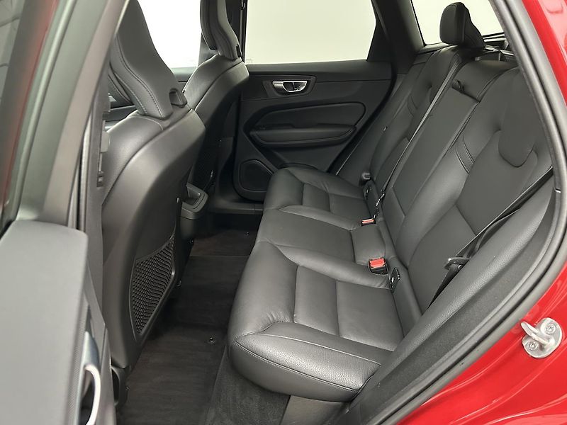 Volvo XC60 2.0  B5 4x4 Plus - fotka 12 z 27