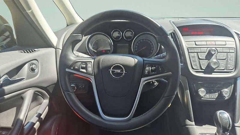 Opel Zafira Tourer Cosmo 2.0CDTI 121kW MT6 - fotka 14 z 42