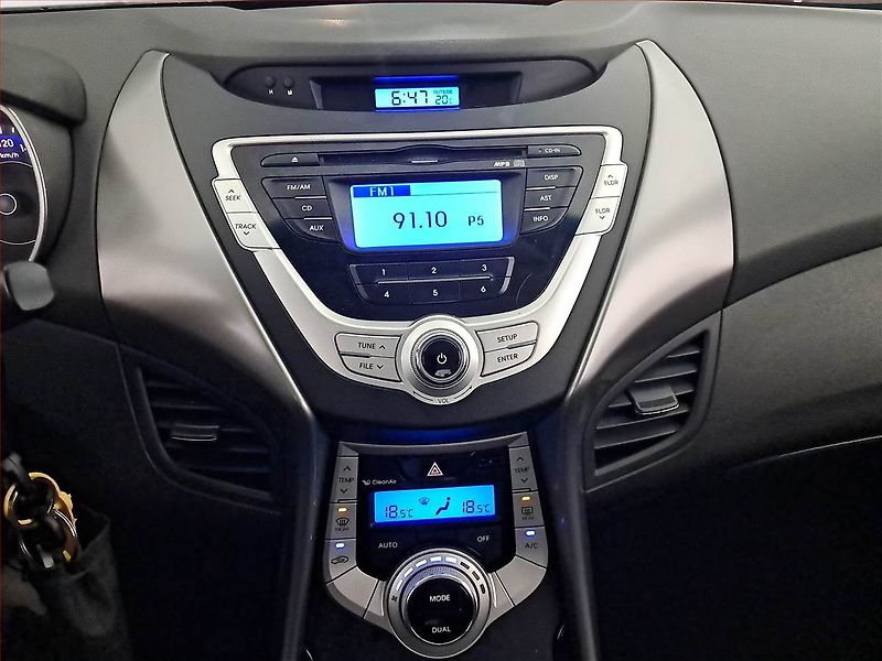 Hyundai Elantra (2012) 1.6, Tempomat, Park. senzory - fotka 12 z 20