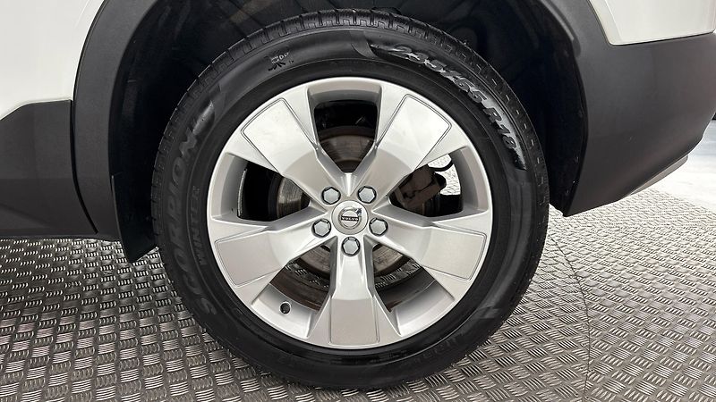 Volvo XC40 2.0 T3 AUT Momentum Pro - fotka 19 z 28