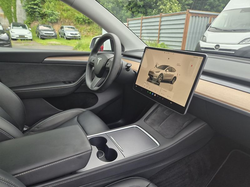 Tesla Model Y LONG RANGE DUAL MOTOR  92% - fotka 42 z 50