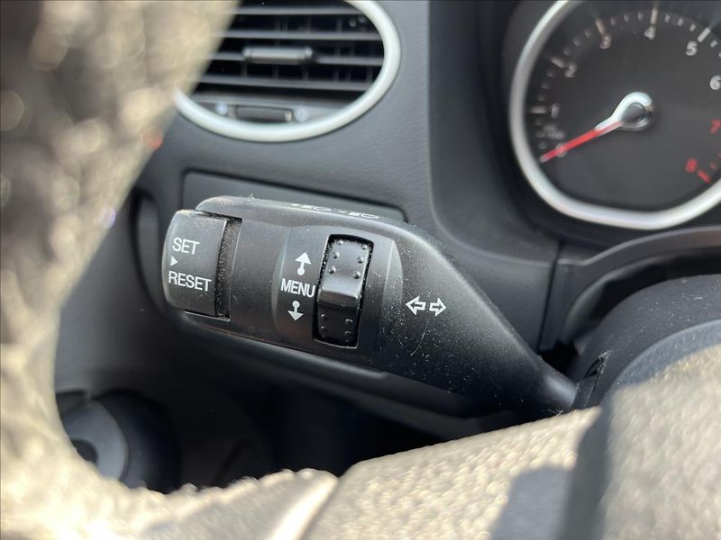 Ford Focus 1,8 i KLIMA 2x KOLA VYHŘ. OKNO - fotka 21 z 37