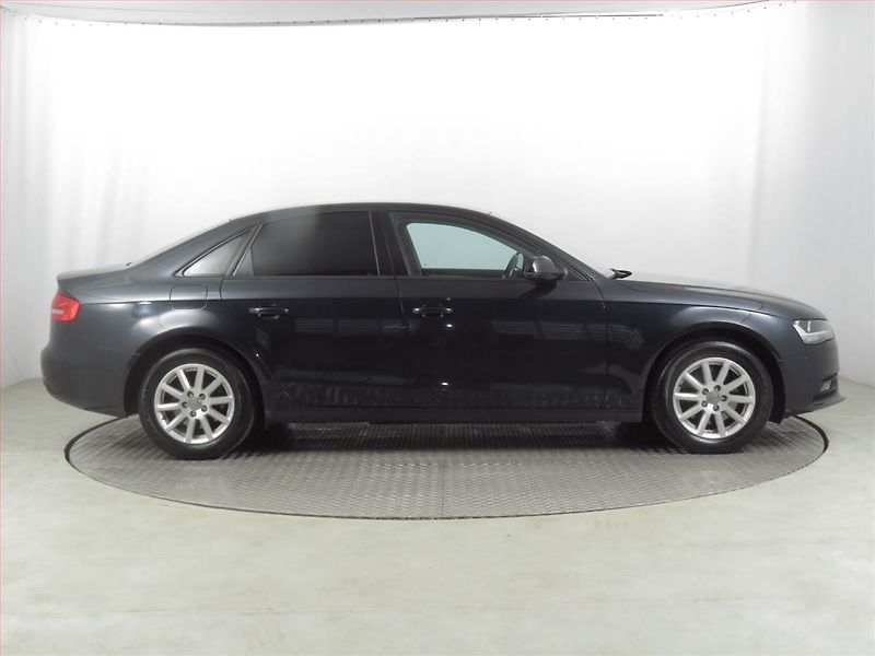 Audi A4 (2013) 2.0 TDI, Park. senzory - fotka 6 z 18