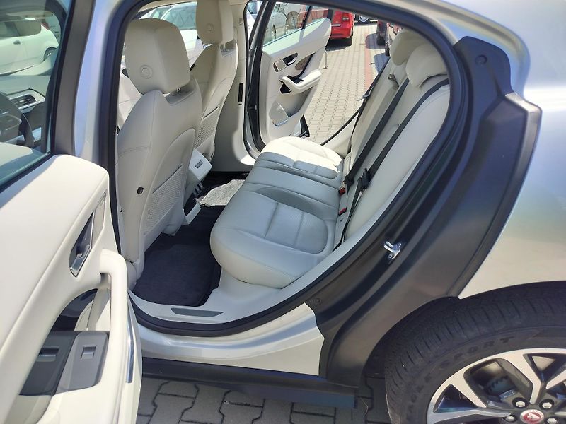 Jaguar I-Pace EV400 AWD HSE, navi, kůže     - fotka 31 z 36