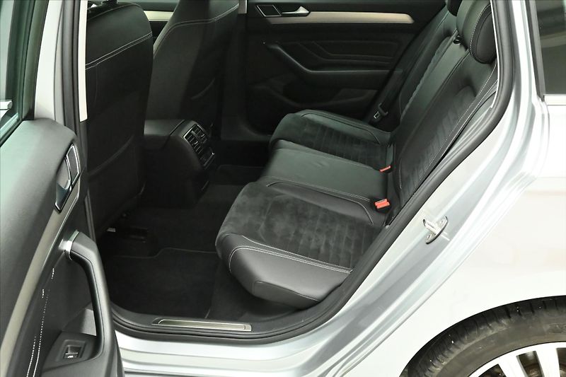 Volkswagen Passat 2,0 TDI 140 kW DSG ELEGANCE Zá - fotka 14 z 32