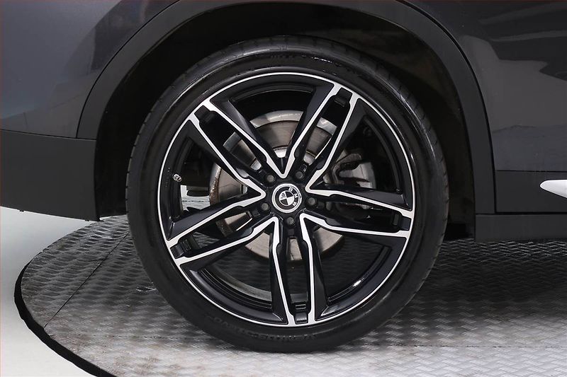 BMW X4 (2023) xDrive20d - fotka 15 z 21