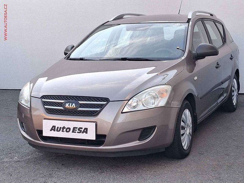 Kia Ceed (2009) 1.4CVVT, ČR, AC, tempo - fotka 3 z 15