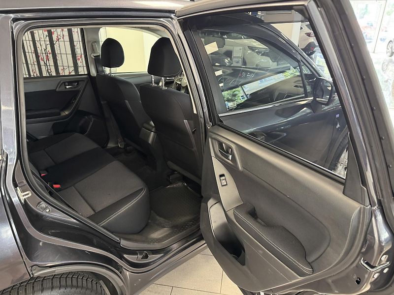Subaru Forester 2.0D Comfort, 6MT, CZ, 1. maj. - fotka 11 z 47