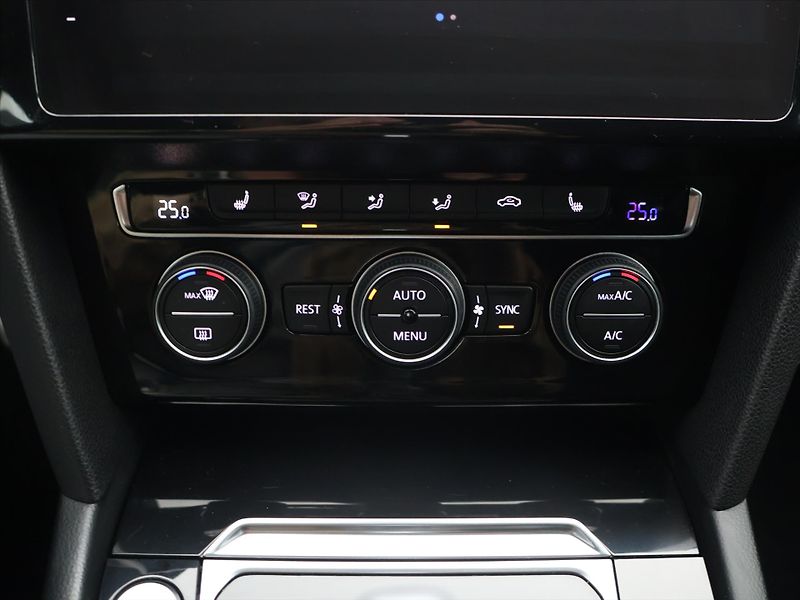 Volkswagen Arteon 2,0 TDi DSG R-line Pano - fotka 19 z 28