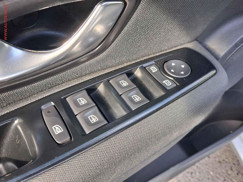 Renault Mégane (2011) 1.6i, ČR, autoAC, temp - fotka 13 z 15