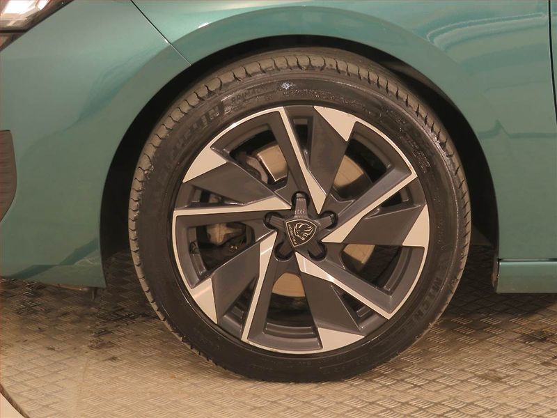 Peugeot 308 (2022) Allure Pack 1.5 BlueHDi - fotka 15 z 17