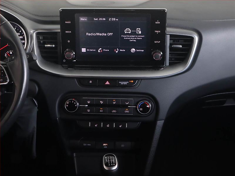 Kia Ceed (2022) Silver 1.5 T-GDI, Serv.kniha - fotka 12 z 20