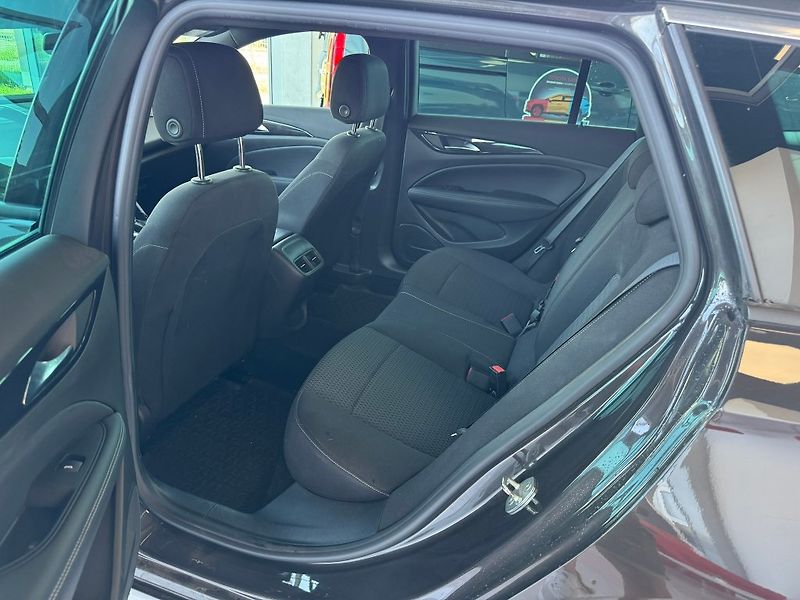 Opel Insignia 2.0CDTi 128kW GSLine AT8 - fotka 9 z 17