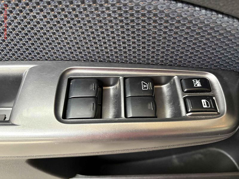 Subaru Forester (2011) 2.0i AWD, Střešní okno - fotka 12 z 15