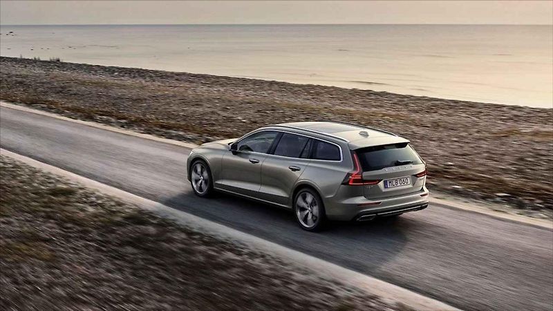 Volvo V60 (2025) 2,0   B4 FWD CORE - fotka 3 z 4