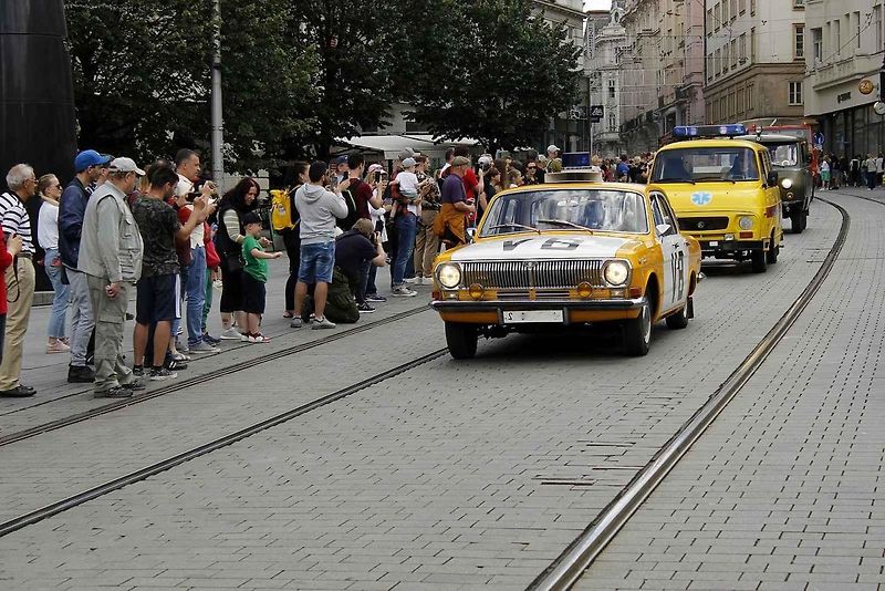 Historická kolona vozidel projela v sobotu odpoledne brněnským náměstím Svobody.