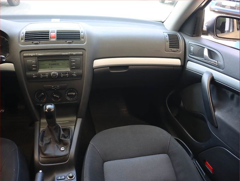 Škoda Octavia (2008) 1.6, po STK, slušný stav - fotka 8 z 14