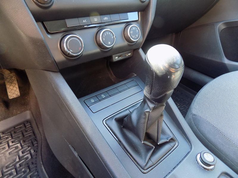 Škoda Octavia 1,6 TDI 81 KW NOVÉ ROZVODY!!! - fotka 30 z 38