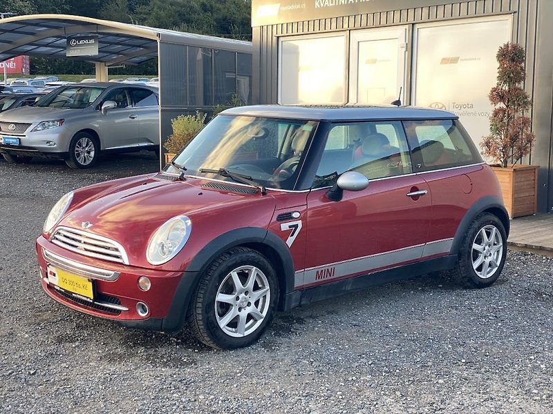 Mini Cooper 1.6i, automat, STK 03/2028 - fotka 4 z 13