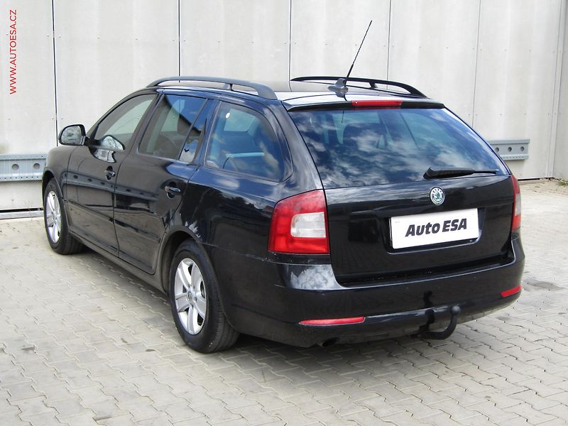 Škoda Octavia (2010) 1.6 TDi, AC, temp, tažné - fotka 6 z 20